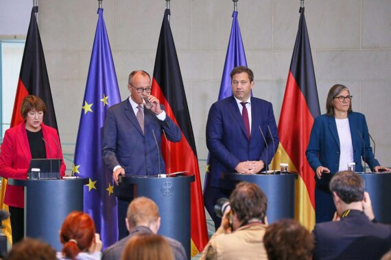 Volkswagen-Chef Blume fordert von der Politik zügiges Handeln und klare Umsetzungspläne.