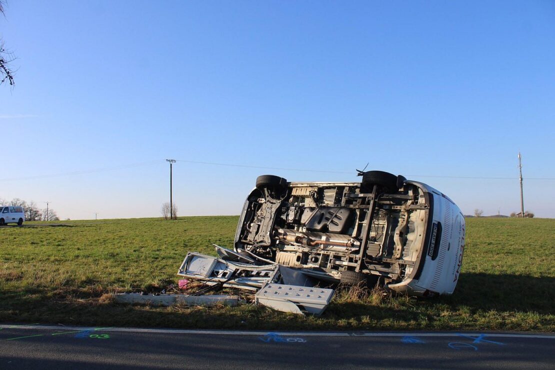 Van überschlägt sich nach Unfall bei Kürten