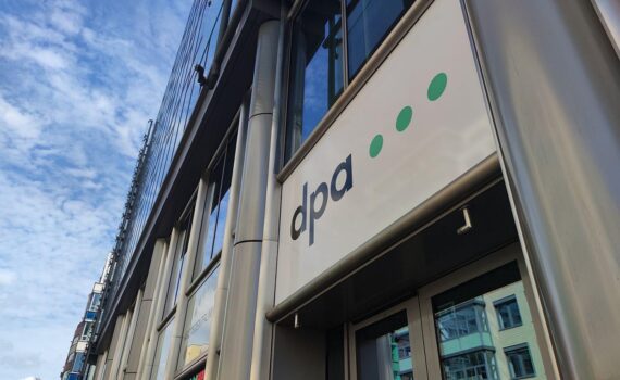 Beitragsbild: Streikende Mitarbeiter der dpa mit Transparenten vor der Nachrichtenagentur in Berlin.