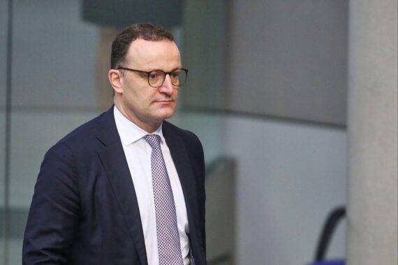 Jens Spahn vor der Presse, nachdem Verfahren wegen Maskenkäufen eingestellt wurde.