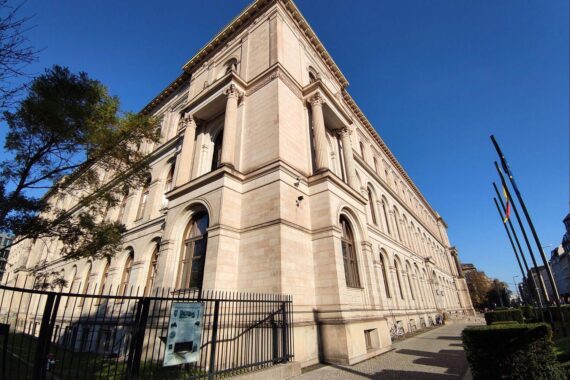 Modernisierte Magnetschwebebahn im urbanen Umfeld, symbolisiert durch Fortschritt im Nahverkehr.