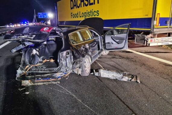 Unfall auf Autobahn mit mehreren Fahrzeugen, Feuerwehr im Einsatz, blockierte Fahrbahn.