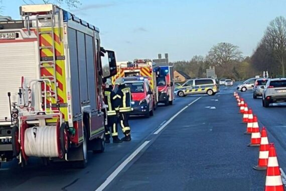 Verkehrsunfall: Überschlag eines Fahrzeugs, Feuerwehr und Polizei am Einsatzort.