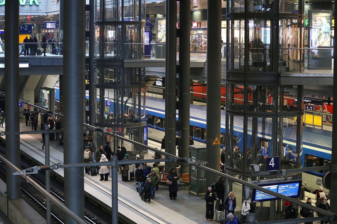 Viele Urlauber nehmen Ostern den Zug statt des Autos