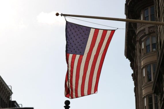 US-Flagge, symbolisiert den Einsatz der US-Streitkräfte im Irak nach Flugzeugabsturz.