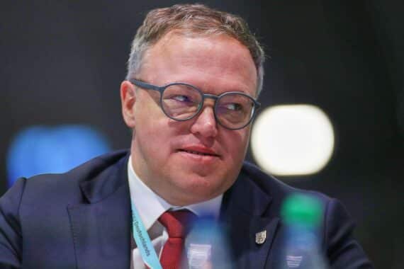 Mario Voigt diskutiert CO2-Abgabe-Aussetzung wegen Energiepreiskrise. Diskussion über pragmatische Lösungen.