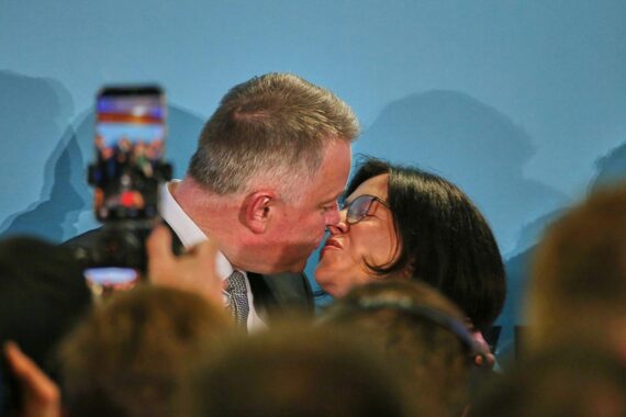 Gordon Schnieder feiert den CDU-Sieg bei der Landtagswahl in Rheinland-Pfalz.