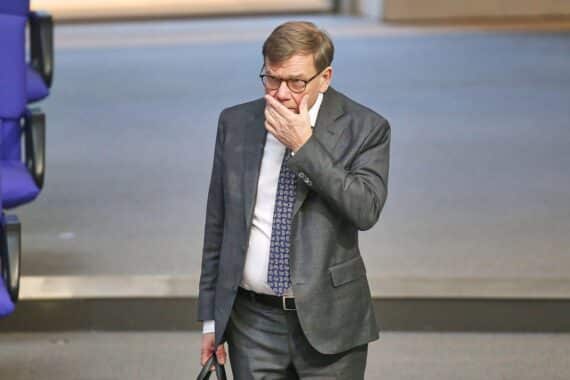 Außenminister Johann Wadephul spricht auf Konferenz über den Iran und militärische Lösungen.