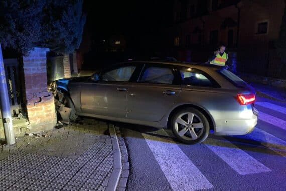 Ein gestohlener Audi A6, Polizeiaktion, Flucht über Grenze, Verfolgung, Unfall in Tschechien.