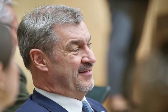 Markus Söder diskutiert Wahlrechtsreform und Parität im Bundestag, konfrontiert mit SPD-Vorschlägen.