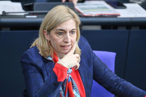 Nina Warken fordert Maßnahmen gegen digitale sexualisierte Gewalt und Schließung der Strafbarkeitslücke.