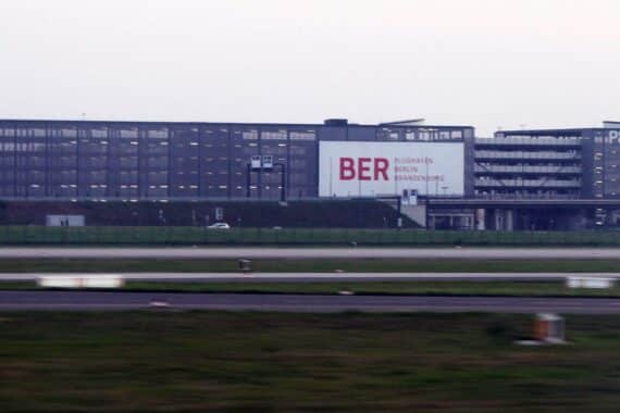 Leerer Flughafen BER während Warnstreik, Passagierflüge eingestellt, Mitarbeiterbetriebe fordern bessere Tarifverhandlungen.