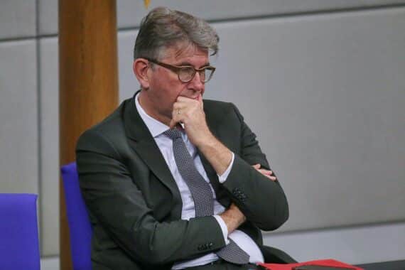 Wolfram Weimer diskutiert kontroverse Buchhandlungspreise, während neue Fragen zur Verfassungsschutzinformation auftauchen.