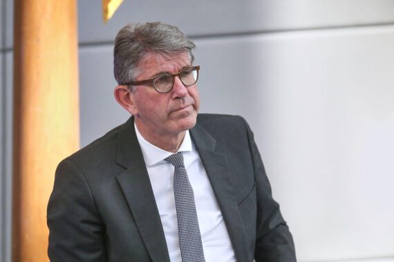 Wolfram Weimer bei Pressekonferenz zur Absage des Deutschen Buchhandlungspreises, besorgt und nachdenklich.