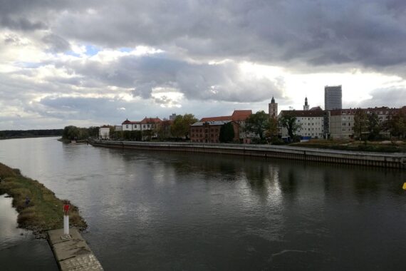 Wechselhaftes Wetter mit Wolken, Regen und Temperaturen zwischen 7 und 12 Grad in Berlin.