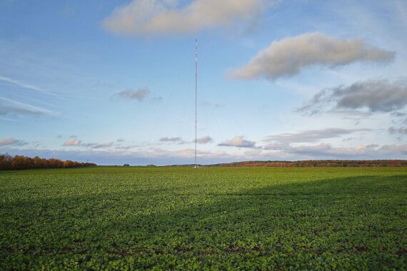 Heiterer Himmel über Mecklenburg-Vorpommern mit milden Temperaturen und sanften Wolken.