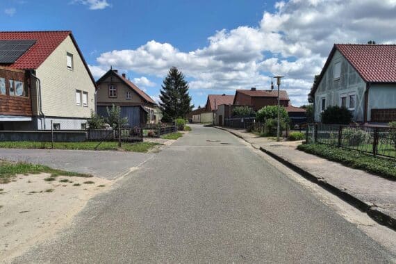 Dorf in Mecklenburg-Vorpommern mit wechselhaftem Wetter, Wolken und Niederschlagserwartungen.