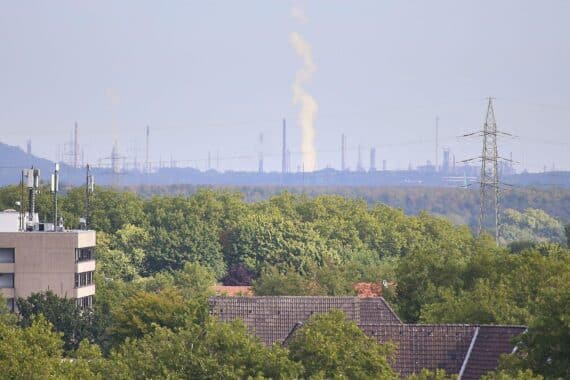 Sonniges Wetter im Ruhrgebiet mit Nebel, Temperaturen zwischen 3 und 19 Grad, klare Sicht.