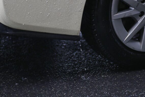 Wechselhaftes Wetter mit Regen, Graupel, Wolken und frischem Wind in Nordrhein-Westfalen.