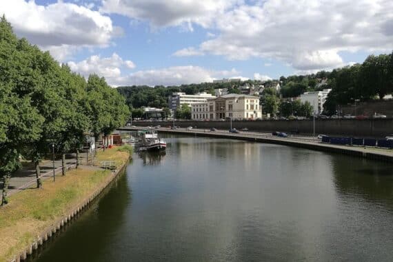 Sonniger Tag in Rheinland-Pfalz und Saarland, milde Temperaturen, blauer Himmel und Wind.