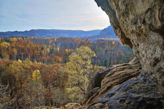 Sonnenuntergang über der Sächsischen Schweiz, milde Temperaturen und klare, blaue Himmel.
