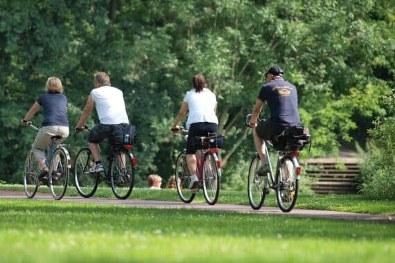 Fahrradfahrer genießen den milden Frühlingstag bei heiterem Wetter in Sachsen-Anhalt.