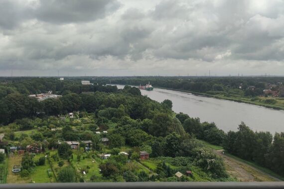 Wechselhaftes Wetter am Nord-Ostsee-Kanal: Wolken, Regen und starker Wind bei milden Temperaturen.