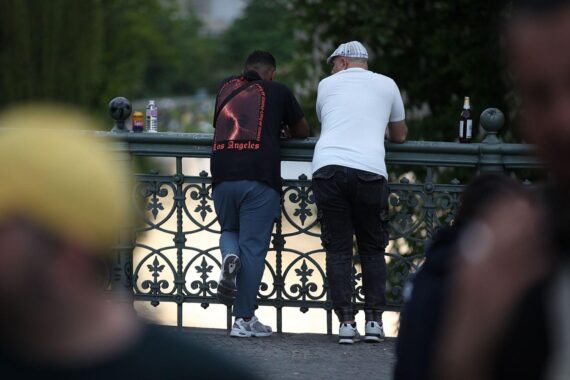 Zwei Männer auf einer Brücke genießen das sonnige Wetter in Thüringen.