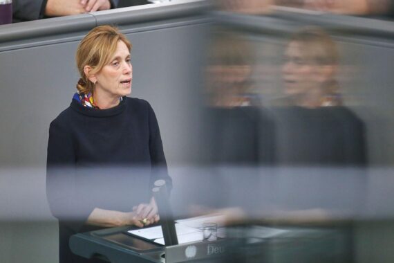 Karin Prien, diskutiert als mögliche Bundespräsidentin, umgeben von politischen Debatten und Meinungen.