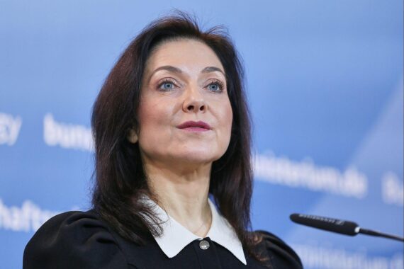 Katherina Reiche spricht auf einer Energiemesse über Klimaziele und Versorgungssicherheit.