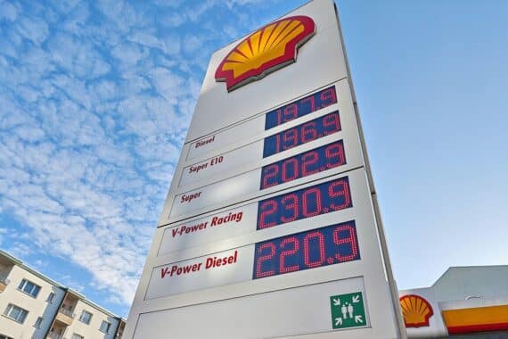 Shell-Tankstelle mit Preisanzeige, symbolisiert den aktuellen Streit um Übergewinnsteuer für Mineralölkonzerne.