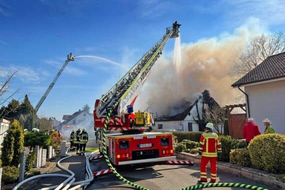 Großeinsatz der Feuerwehr: Wohnhausbrand in Bermatingen, schwere Schäden und umfangreiche Löschmaßnahmen.