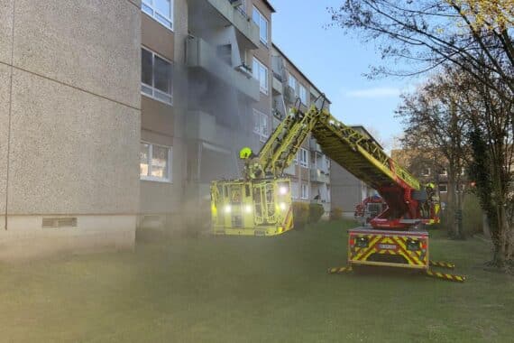Brand in Ratingen-Mitte: Feuerwehr im Einsatz, Wohnung stark verraucht, Katze verstorben.