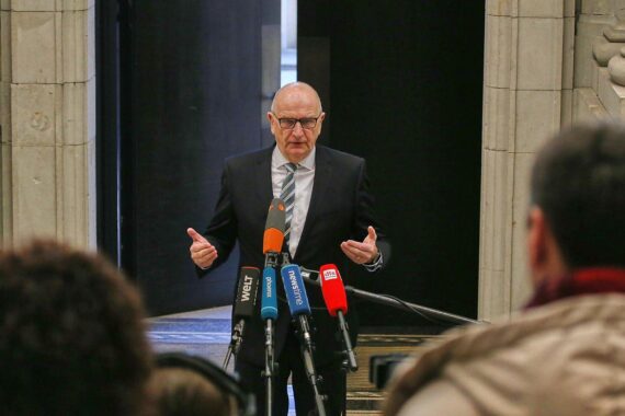 Dietmar Woidke, Brandenburgs Ministerpräsident, diskutiert Infrastruktur- und Luftsicherheitsthemen in Potsdam.