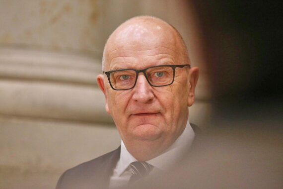 Dietmar Woidke ernennt neues Kabinett in Potsdam; SPD-CDU-Koalition für Stabilität und Sicherheit.