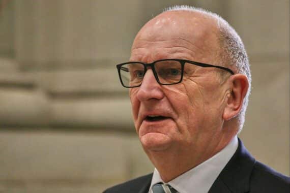 Ministerpräsident Dietmar Woidke entlässt Minister nach Koalitionsende; neue Regierung mit CDU erwartet.