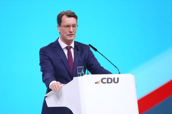 Hendrik Wüst lobt SPD-Vorschläge für Reformen und warnt vor schnellem Zerreden in der CDU.