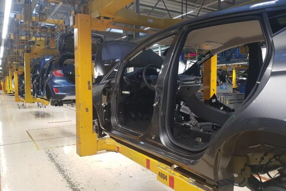 Autoproduktion mit leerem Werk, symbolisierende Rückgang der Jobangebote in der Autoindustrie.