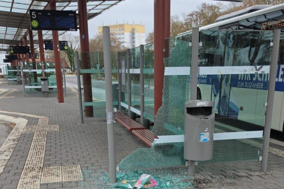 Bild zeigt beschädigte Windfangscheibe am Busbahnhof Sömmerda; Polizei sucht Zeugen der Tat.