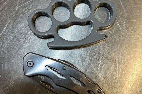 Schlagring und Messer im Gepäck eines Reisenden am Flughafen Karlsruhe sichergestellt.