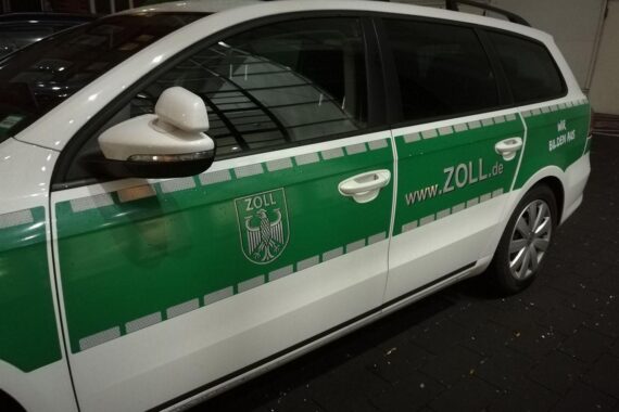 Zollbeamte kontrollieren Fahrzeuge auf Benzinschmuggel an der deutschen Grenze während eines Einsatzes.