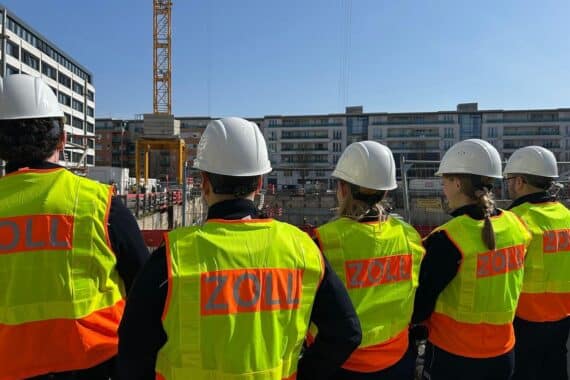 Zöllner kontrollieren Bauarbeiter auf Einhaltung von Gesetzen und Mindestlöhnen in Karlsruhe.