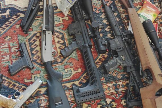 Sichergestellte Waffen und Vermögenswerte nach Razzia gegen Sicherheitsunternehmen in München.