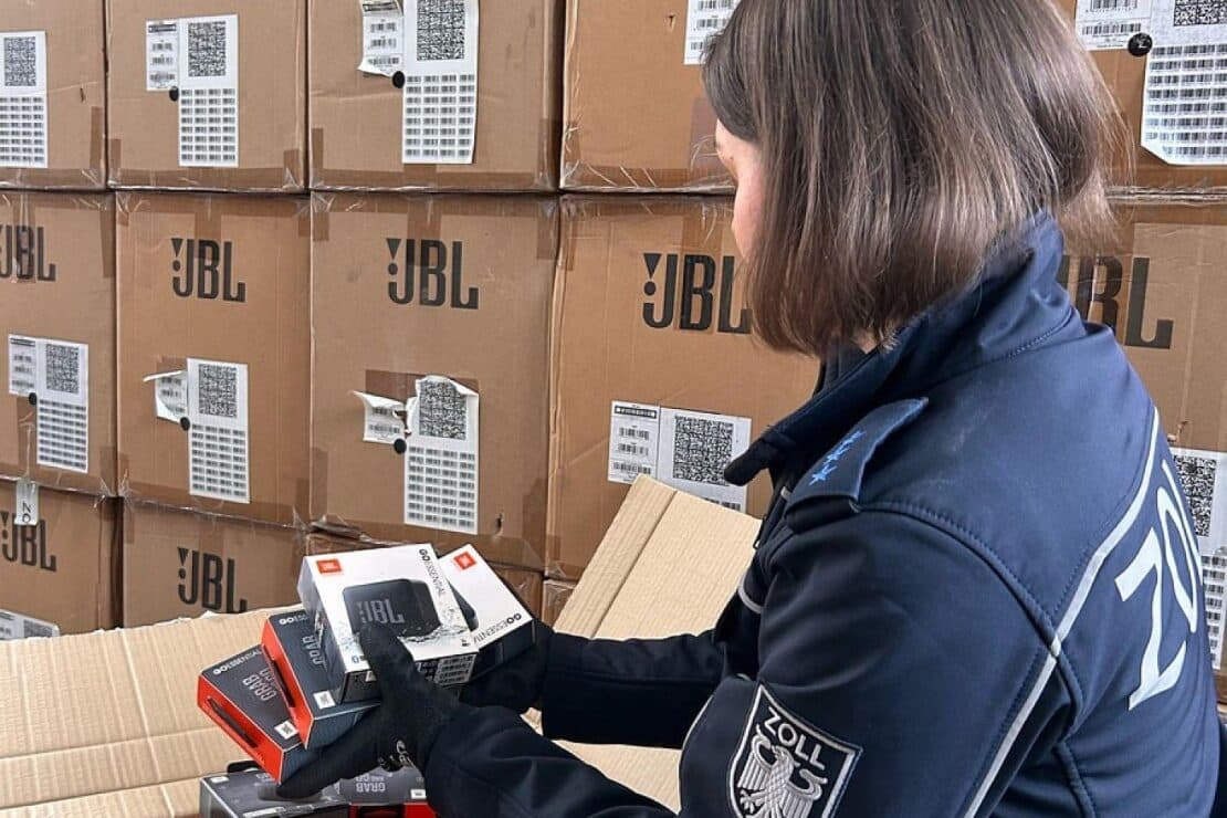 Zoll stoppt über 2.000 JBL-Geräte bei Ulm wegen Verdachts auf unerlaubten Import