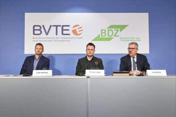 Zollbeamte und Vertreter der Tabakwirtschaft diskutieren über wachsenden Schwarzmarkt für Nikotinprodukte.