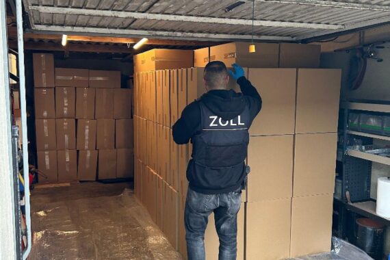 Durchsuchung: Zollbeamte sichern illegale Zigaretten, Bargeld und Waffen in Bremen und Oldenburg.