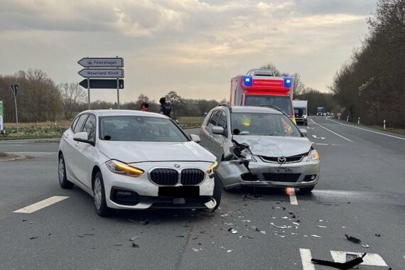Zwei beschädigte Autos nach Unfall, Abschleppwagen hebt Fahrzeuge an, Polizei präsent.