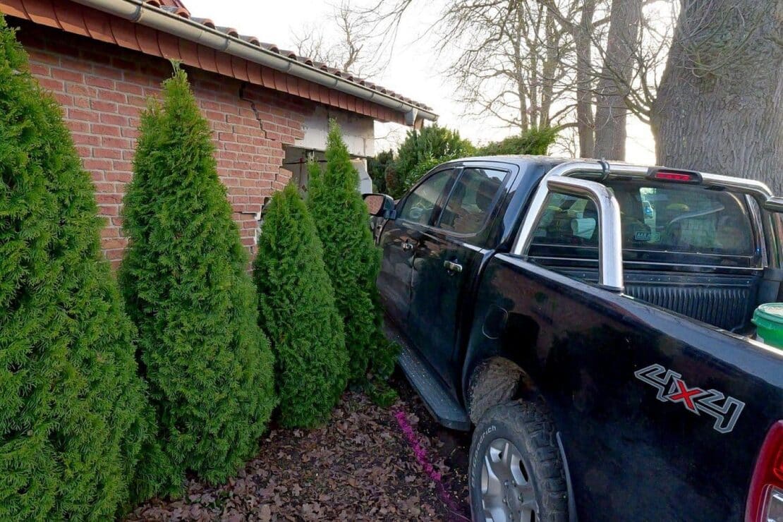 Zwei Autos prallen in Paderborn zusammen und rammen Garage