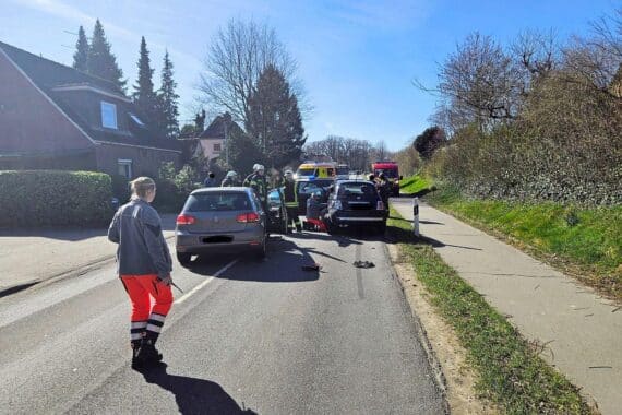 Zwei beschädigte Autos nach Auffahrunfall, Rettungswagen und Polizei vor Ort, verletzte Fahrerinnen.