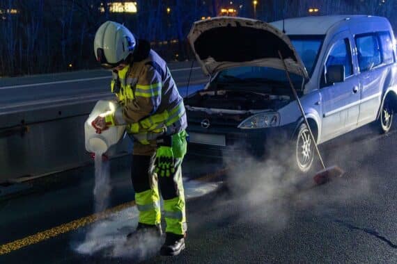 Zwei verunglückte Pkw auf Autobahn 46, Feuerwehr im Einsatz zur Säuberung der Unfallstelle.